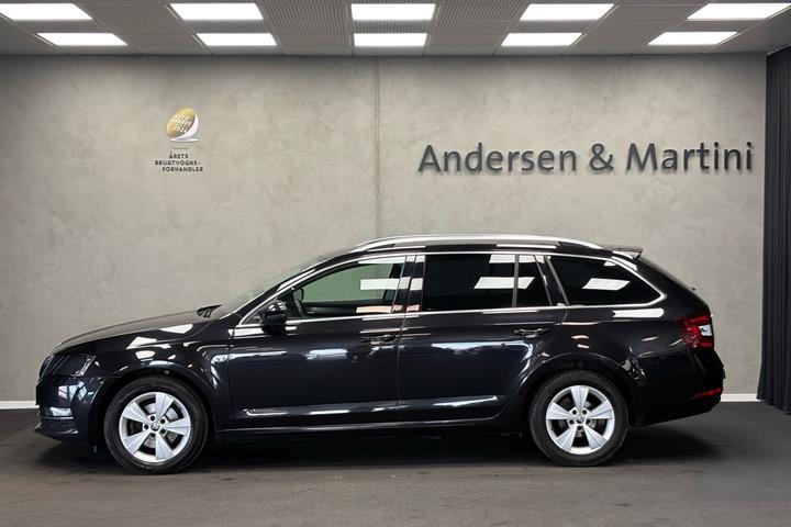 Sort Skoda Octavia fra 2019