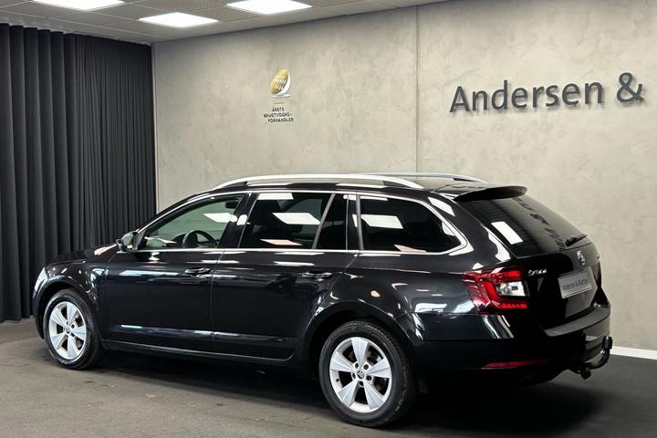 Sort Skoda Octavia fra 2019