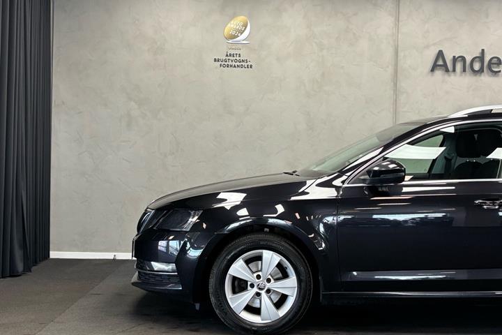 Sort Skoda Octavia fra 2019