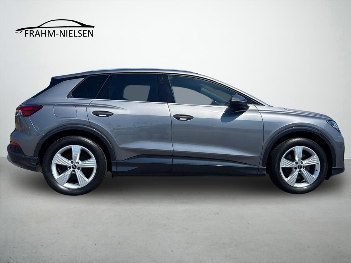 Grå Audi Q4 fra 2023