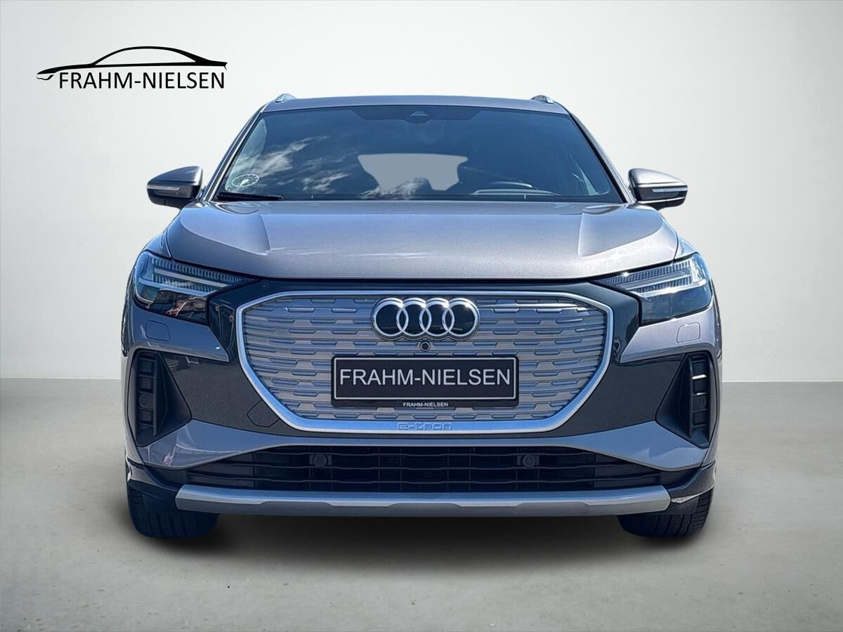 Grå Audi Q4 fra 2023