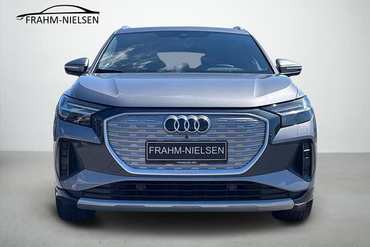 Grå Audi Q4 fra 2023
