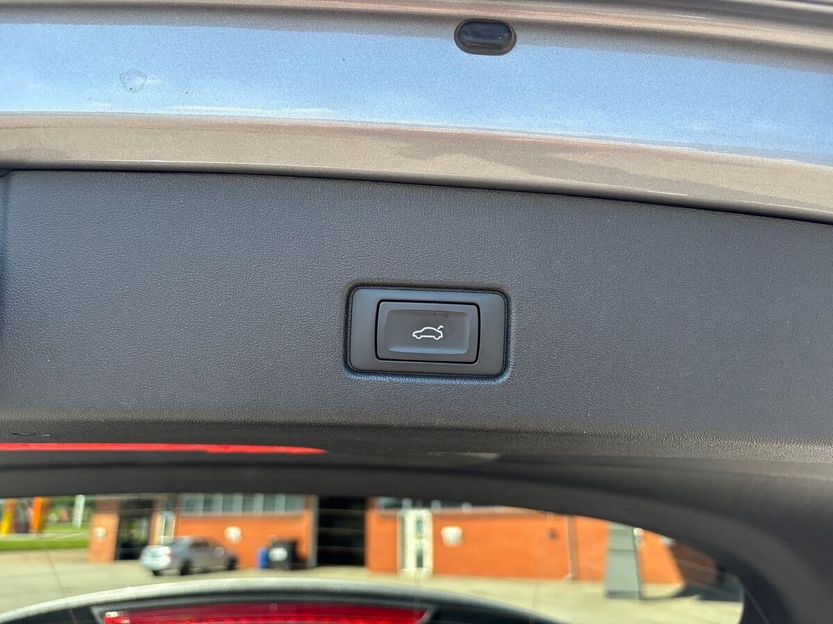 Grå Audi Q4 fra 2023