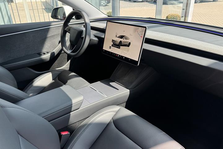 Hvid Tesla Model 3 fra 2024