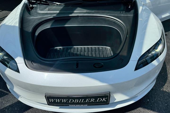 Hvid Tesla Model 3 fra 2024