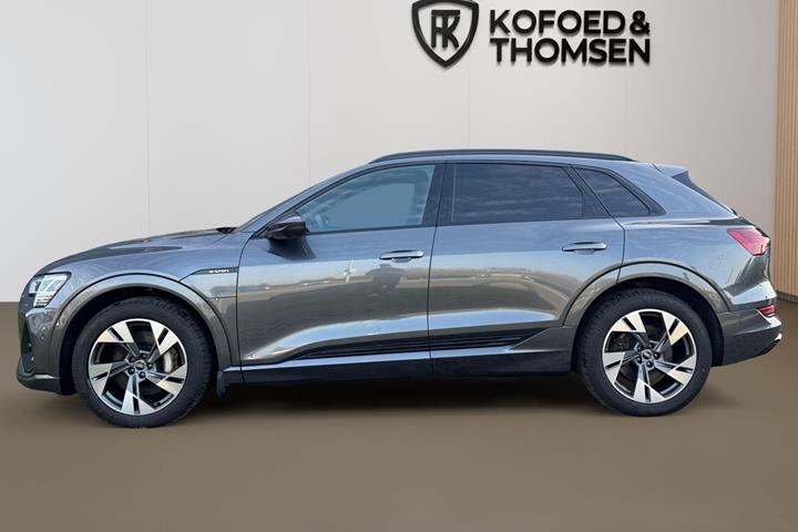 Grå Audi e-tron fra 2023