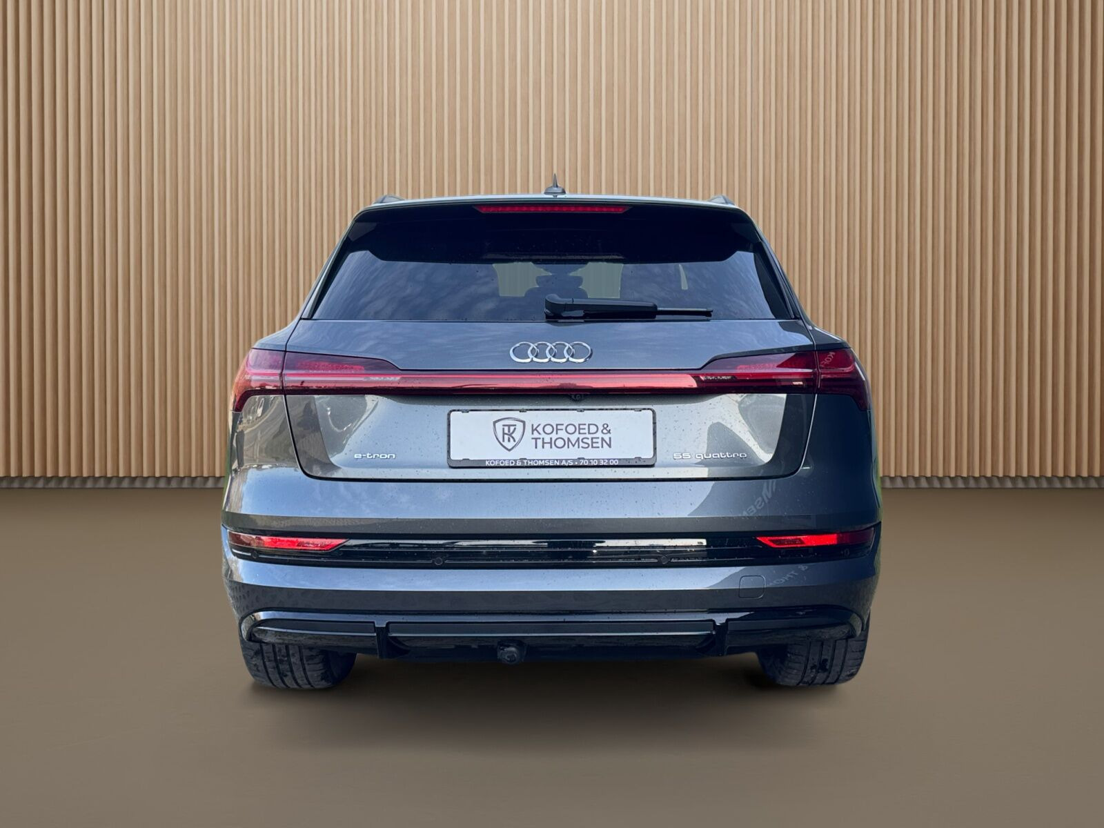 Grå Audi e-tron fra 2023