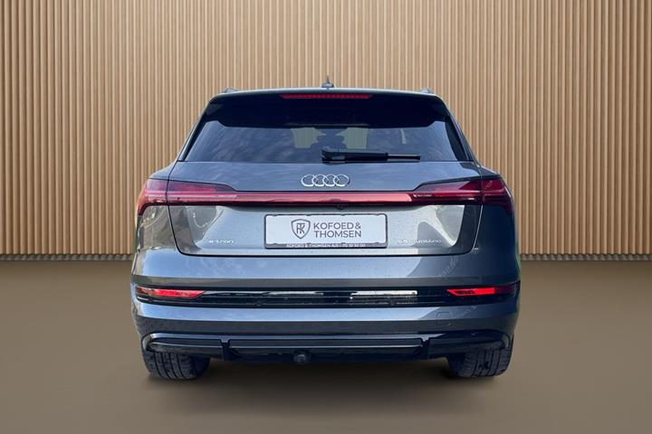 Grå Audi e-tron fra 2023