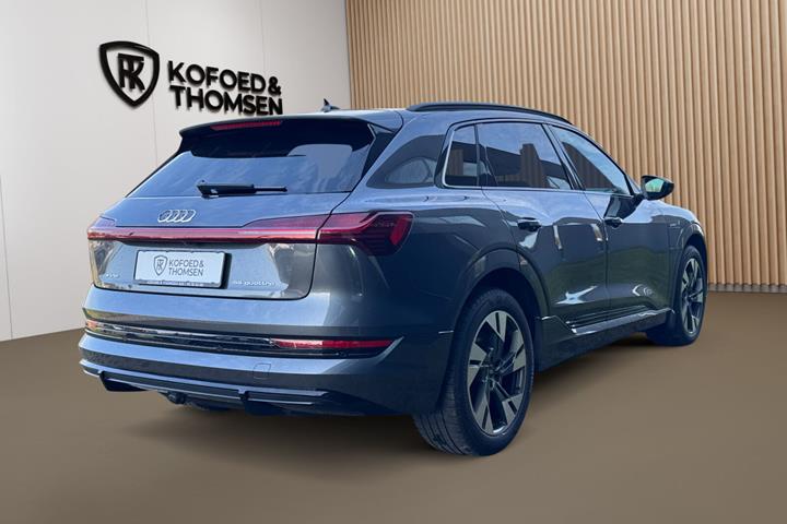 Grå Audi e-tron fra 2023