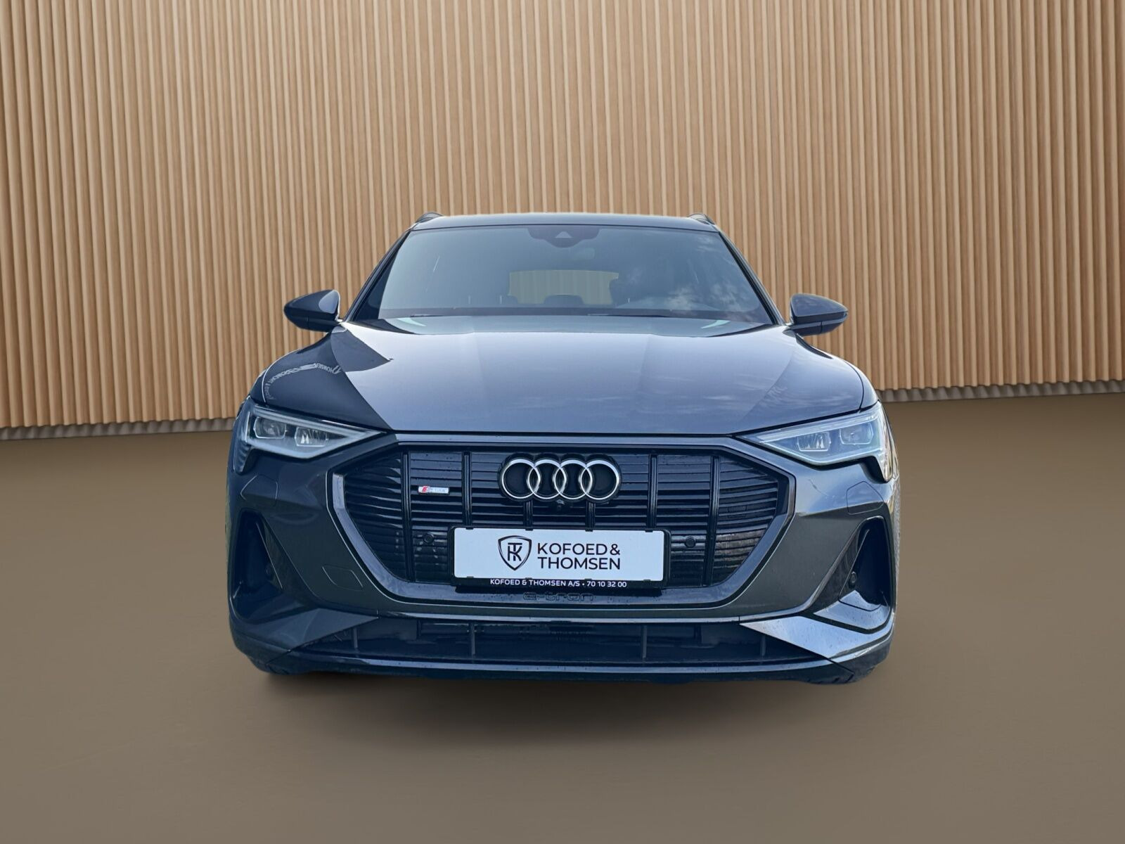 Grå Audi e-tron fra 2023