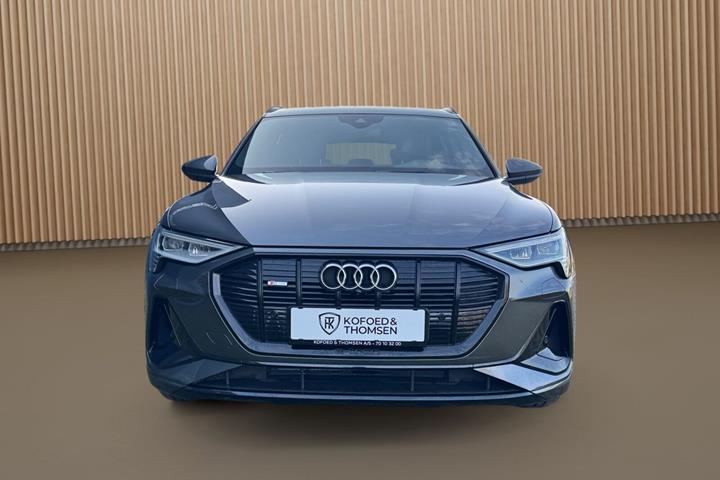 Grå Audi e-tron fra 2023