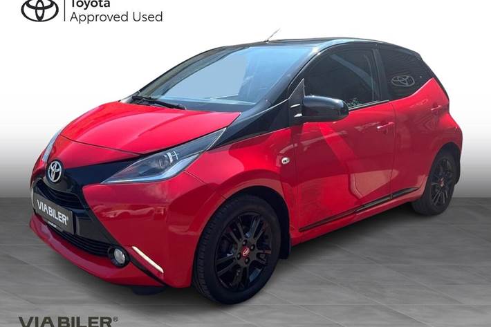 Rød Toyota Aygo fra 2017 set udefra