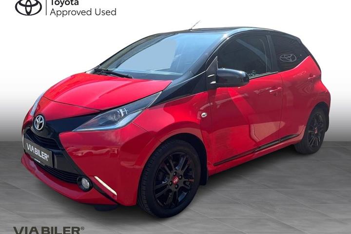 Rød Toyota Aygo fra 2017 set udefra