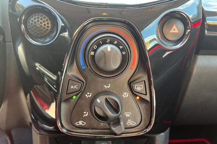 Rød Toyota Aygo fra 2017