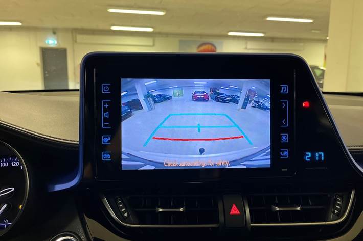 Hvid Toyota C-HR fra 2017