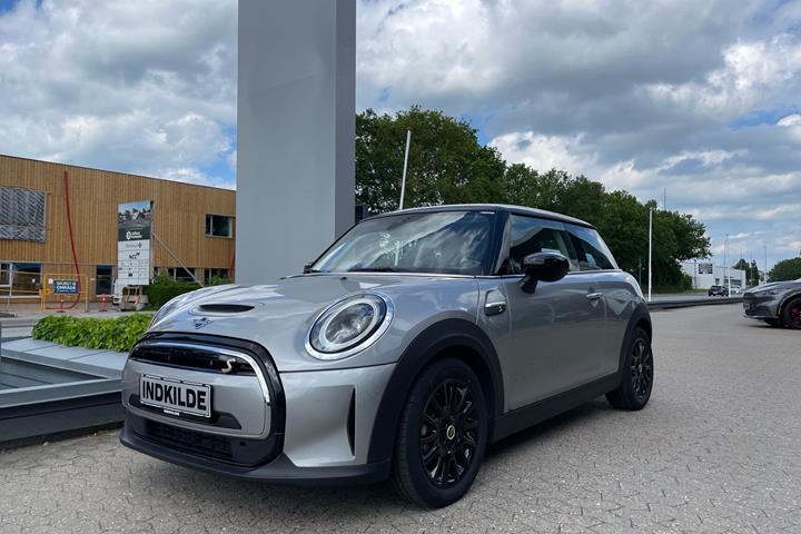 Sølv Mini Cooper fra 2023 set udefra