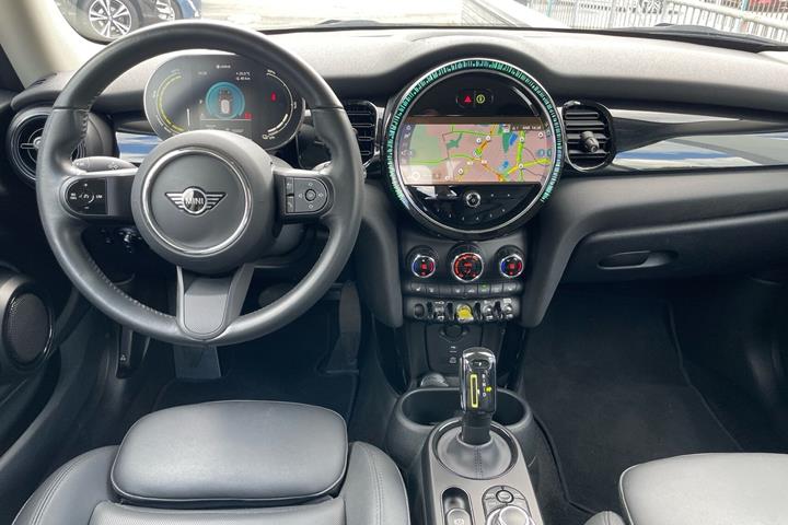 Sølv Mini Cooper fra 2023