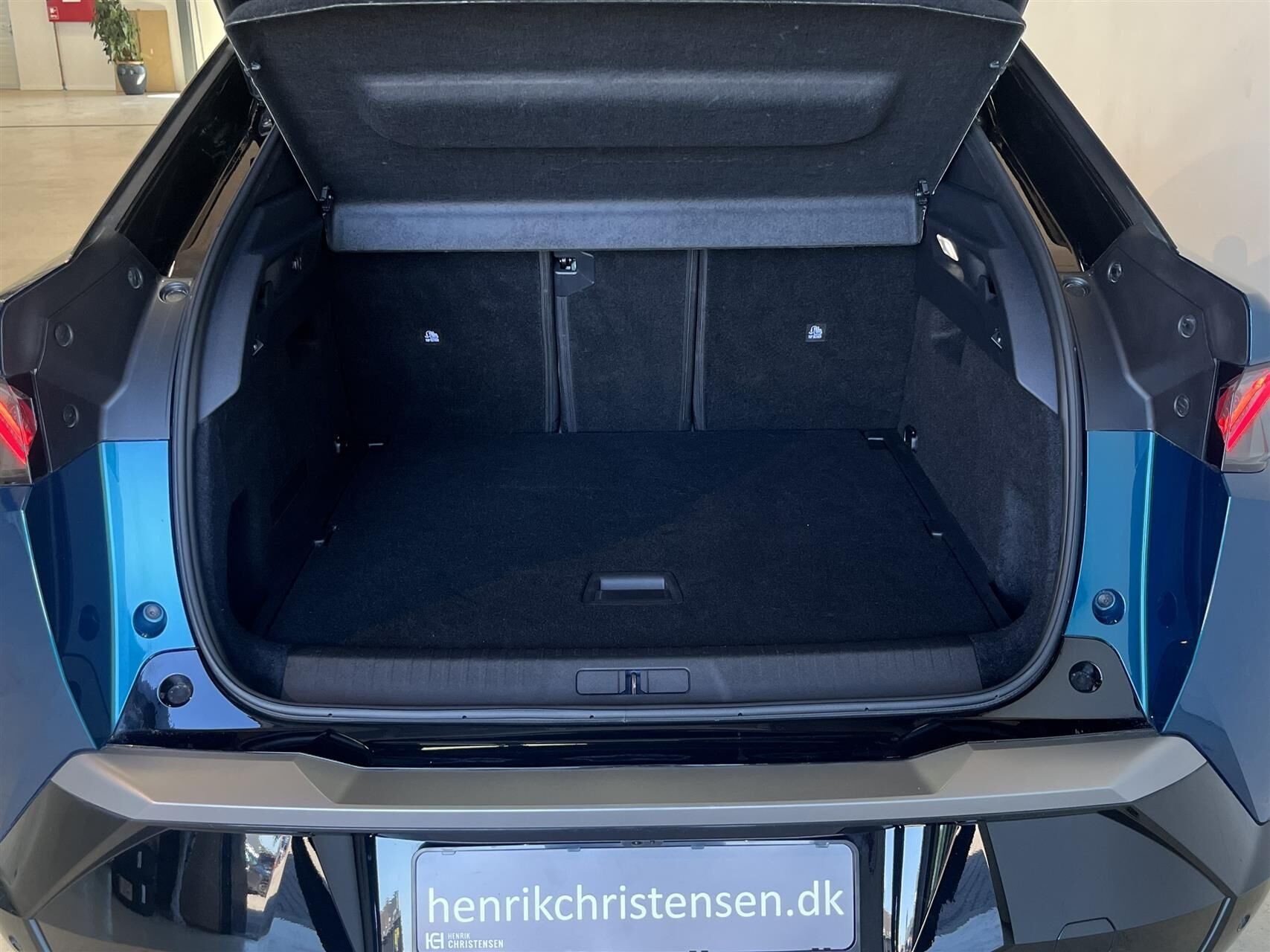 Blå Peugeot e-3008 fra 2024