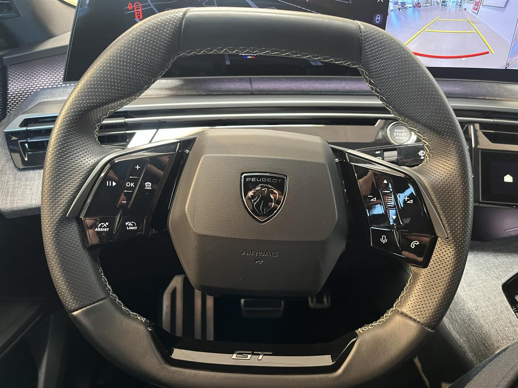 Blå Peugeot e-3008 fra 2024