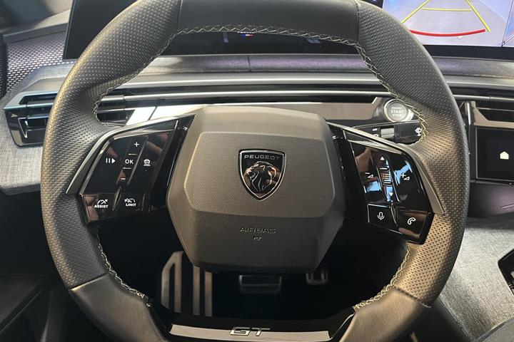 Blå Peugeot e-3008 fra 2024