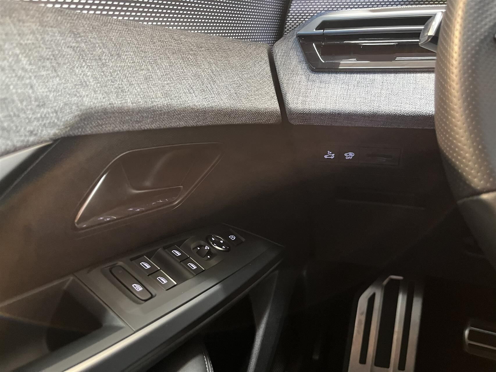 Blå Peugeot e-3008 fra 2024