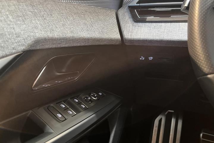 Blå Peugeot e-3008 fra 2024