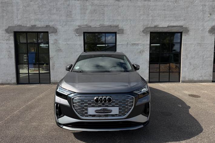 Grå Audi Q4 e-tron fra 2024