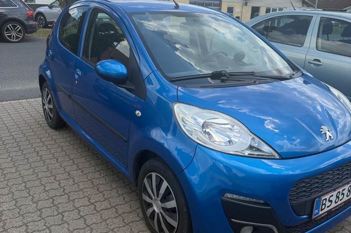 Blå Peugeot 107 fra 2014
