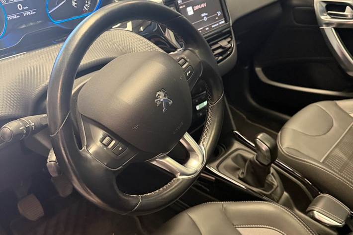 Grå Peugeot 2008 fra 2019
