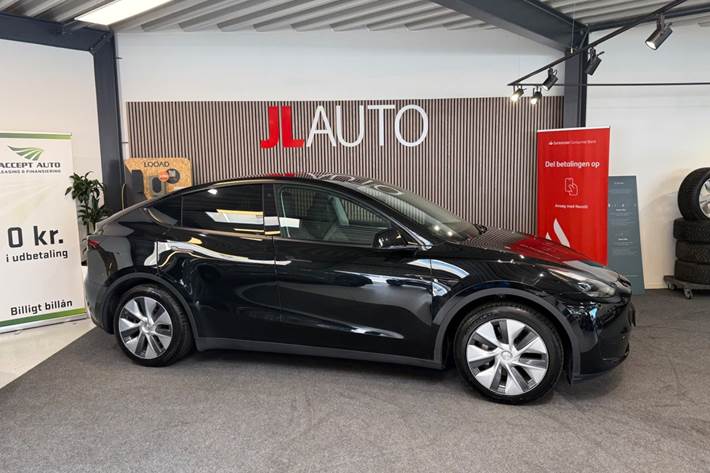 Sort Tesla Model Y fra 2024