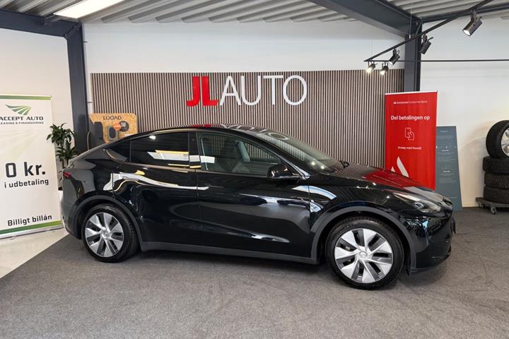 Sort Tesla Model Y fra 2024