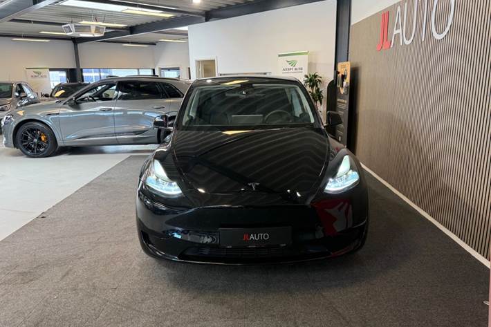 Sort Tesla Model Y fra 2024