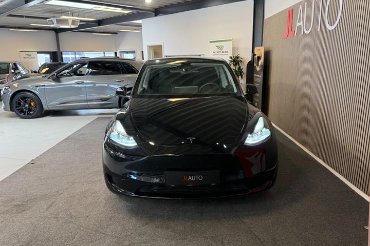Sort Tesla Model Y fra 2024