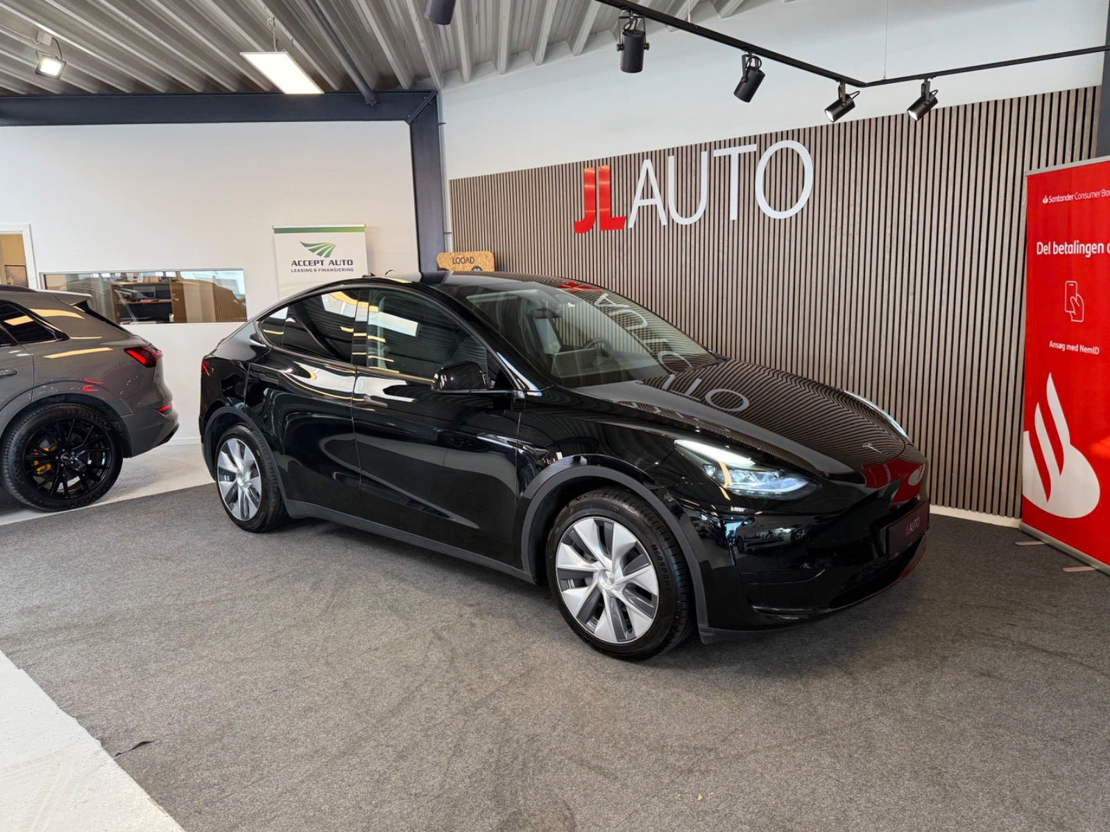 Sort Tesla Model Y fra 2024