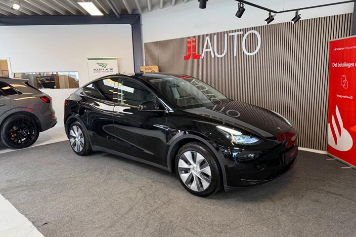 Sort Tesla Model Y fra 2024