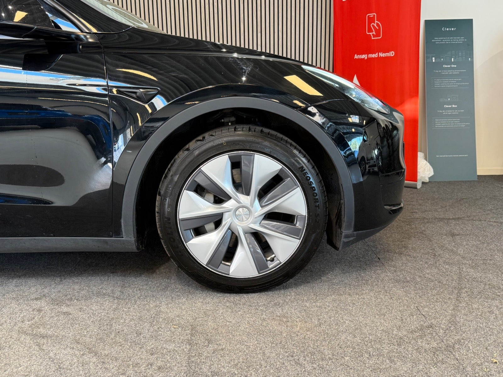 Sort Tesla Model Y fra 2024
