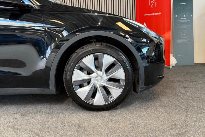 Sort Tesla Model Y fra 2024