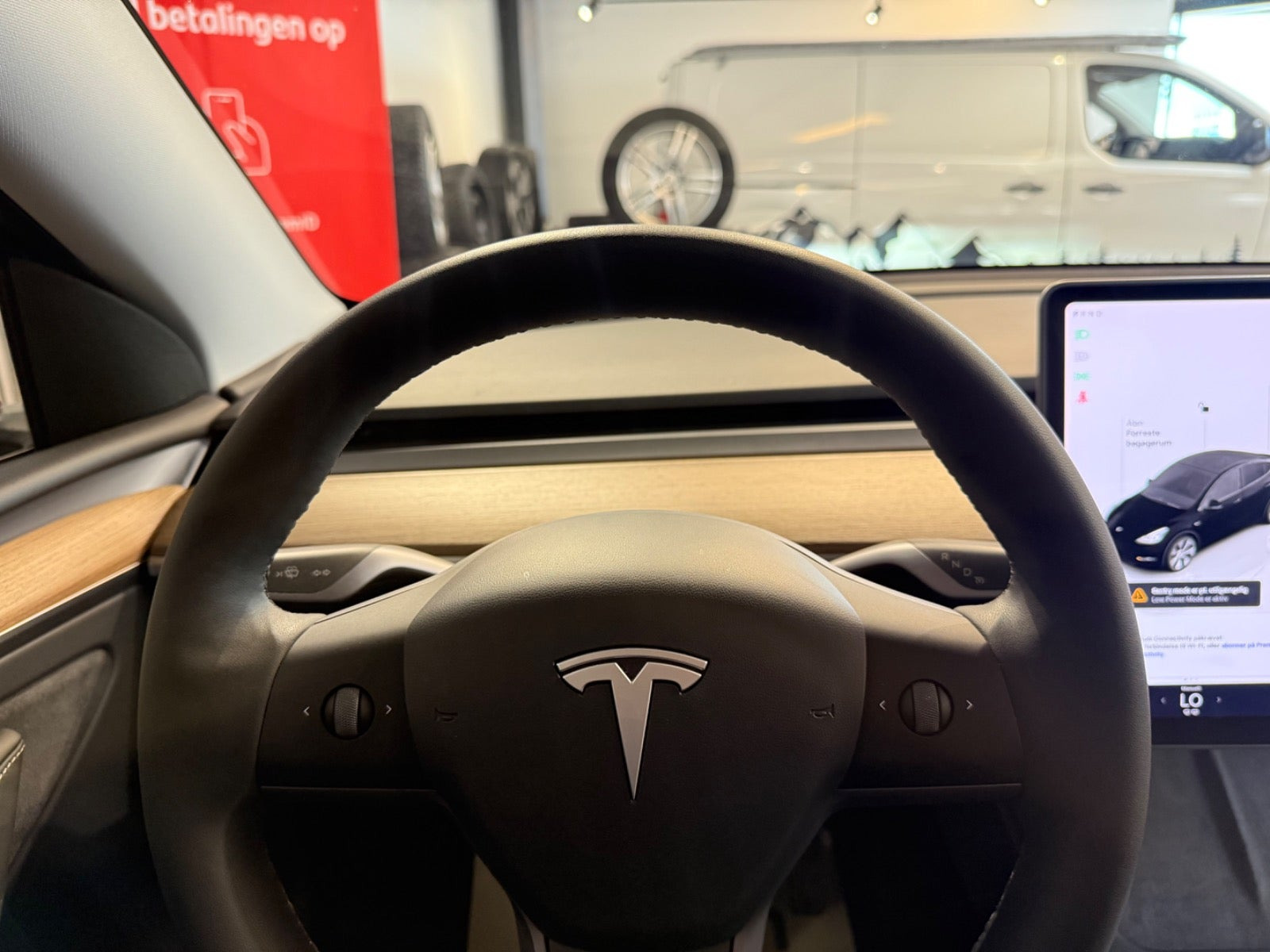 Sort Tesla Model Y fra 2024