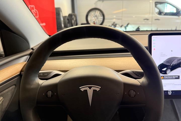 Sort Tesla Model Y fra 2024