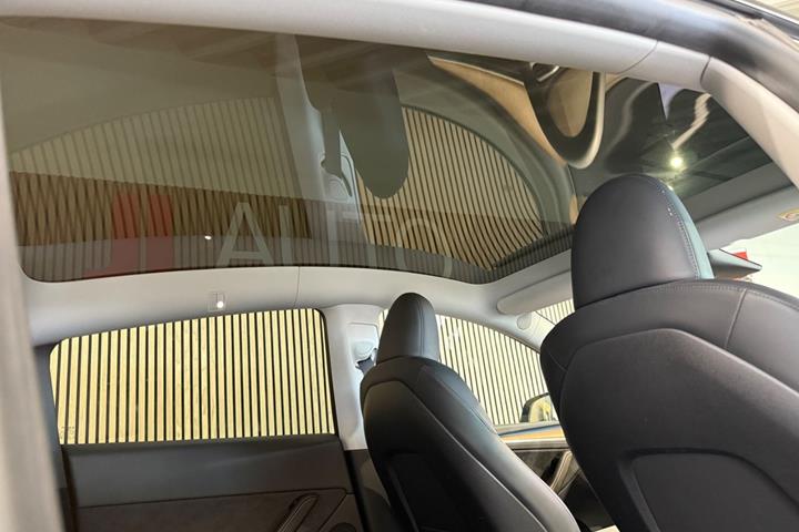 Sort Tesla Model Y fra 2024