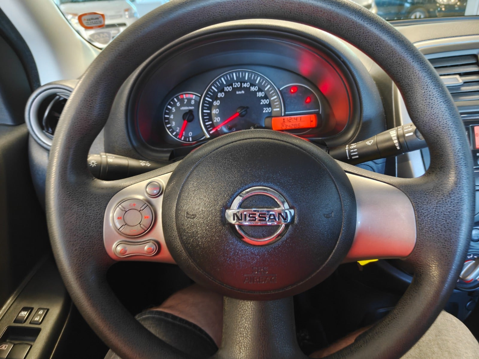 Gul Nissan Micra fra 2013