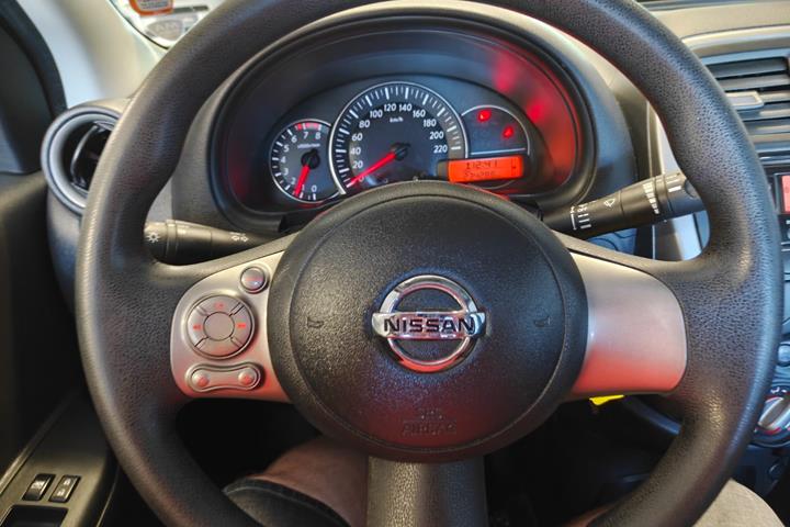 Gul Nissan Micra fra 2013