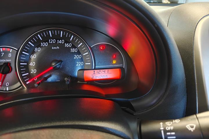 Gul Nissan Micra fra 2013