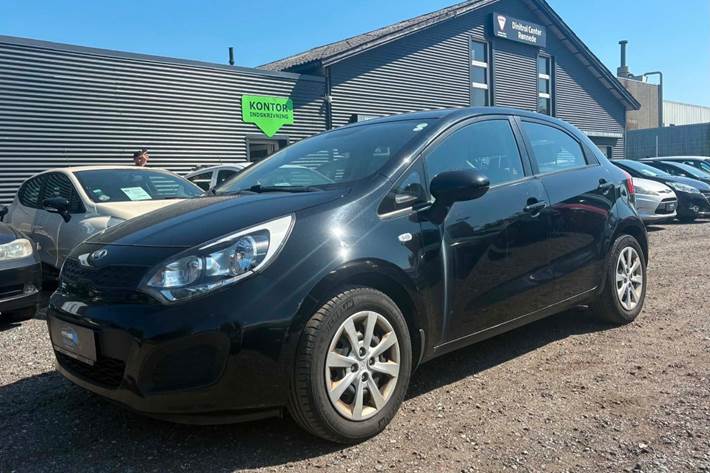 Sort Kia Rio fra 2012 set udefra