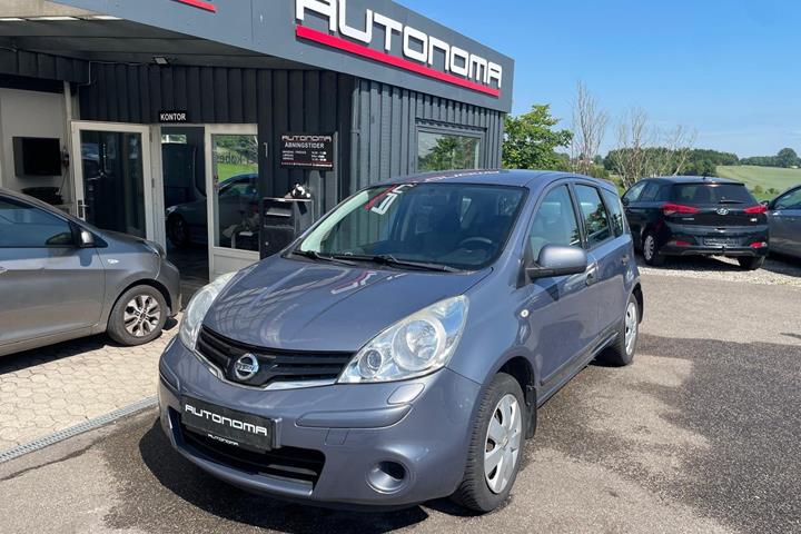 Blå Nissan Note fra 2011 set udefra