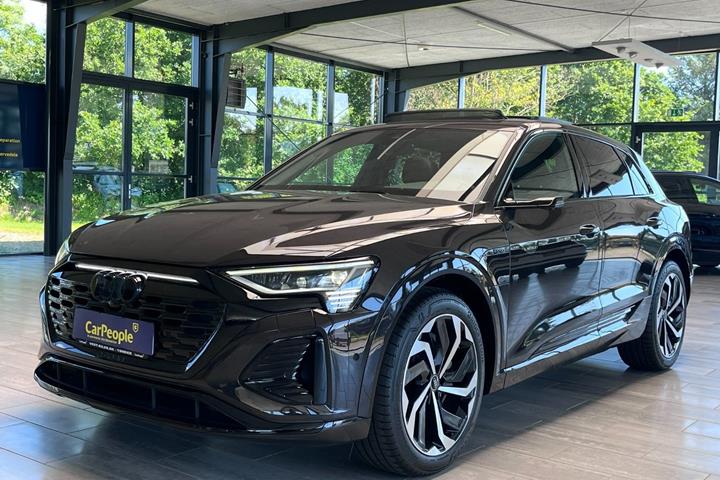 Brun Audi Q8 e-tron fra 2024 set udefra