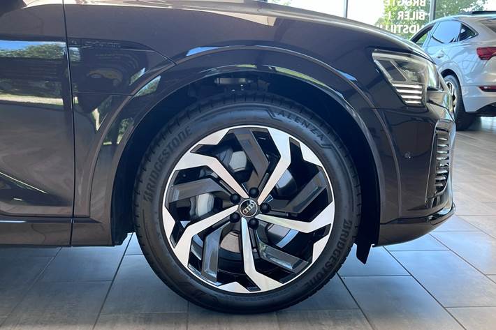 Brun Audi Q8 e-tron fra 2024
