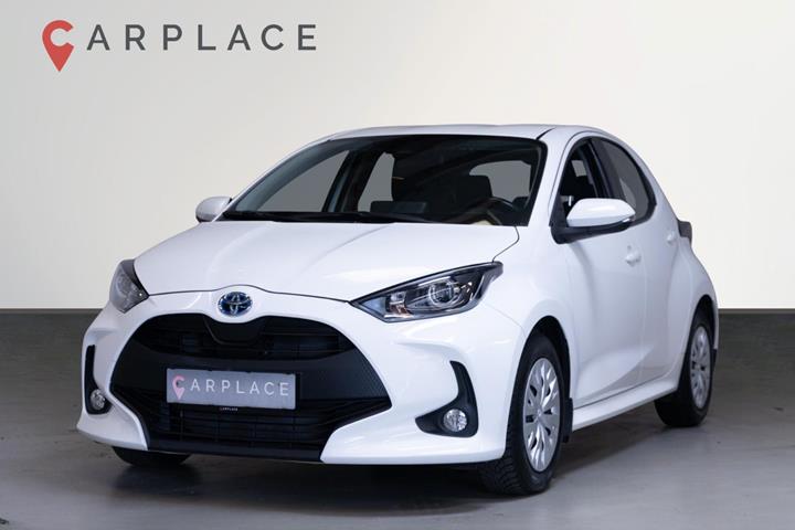Hvid Toyota Yaris fra 2022 set udefra