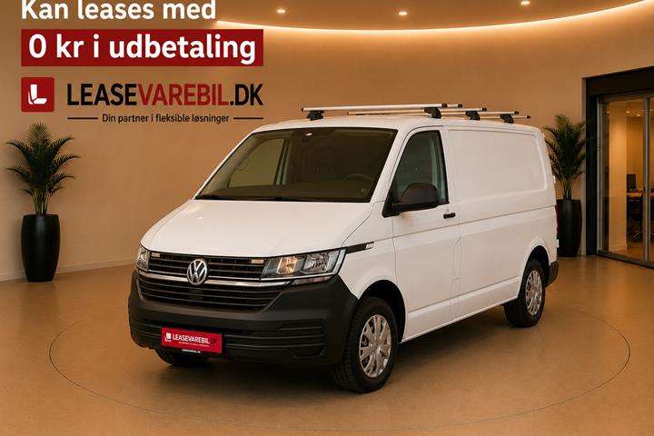 Hvid VW Transporter fra 2020 set udefra