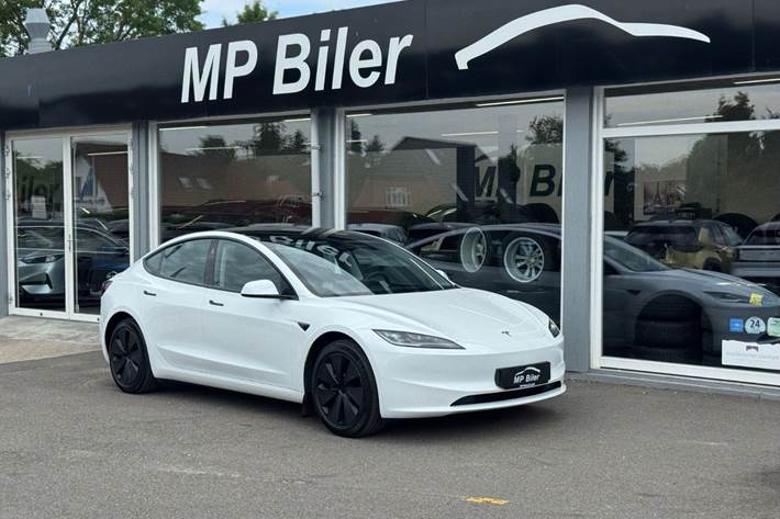 Hvid Tesla Model 3 fra 2024